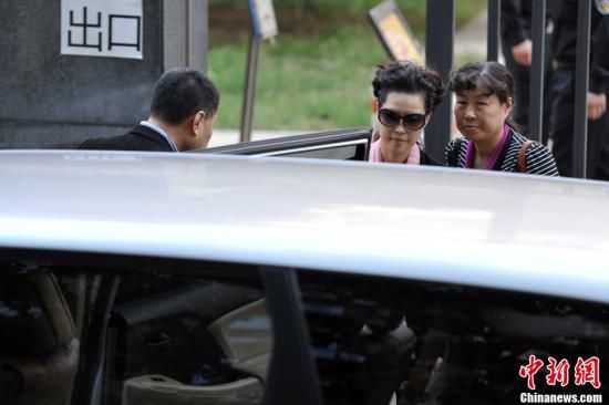 圖為宣判結(jié)束后夢(mèng)鴿面無(wú)表情走出海淀法院，乘車離開(kāi)。