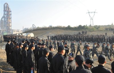 10月12日，貴陽，觀山湖區(qū)控拆違指揮部組織2500余人到金華鎮(zhèn)上鋪村空山壩，對54棟違法建筑進行