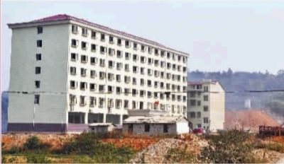  10月23日，長沙市岳麓區(qū)蓮花鎮(zhèn)云蓋村村委會的辦公大樓。  實(shí)習(xí)記者 李健 攝