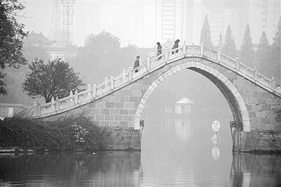 10月28日，市民走在合肥市霧霾籠罩的公園里。新華社發(fā)