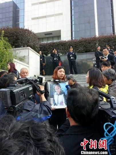 法院外，死者祁某的家人正在接受媒體采訪。 田雯 攝