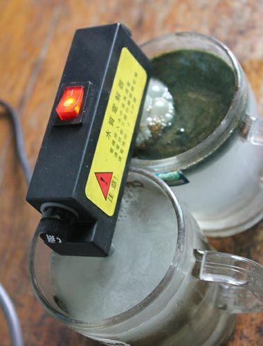 試驗(yàn)后的水對(duì)比，工程供水變成了墨綠色