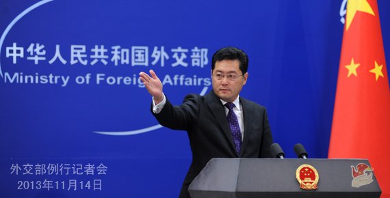 2013年11月14日，外交部發(fā)言人秦剛主持例行記者會。