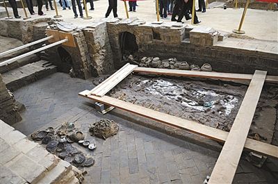 11月16日，二號墓（蕭后墓）墓室及其中出土的女性人骨遺骸和隨葬品。