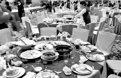 今年1月20日，一國企在廣州一家五星級(jí)酒店擺了70桌。臨近年底，在中央“嚴(yán)抓四風(fēng)”背景下，北京國企機(jī)