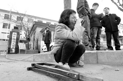 從法院出來以后，家屬和律師正在商量案情，夏鳳各在旁想著想著忍不住哭起來
