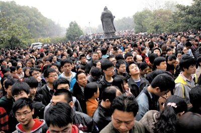 去年3月16日，武漢華中科技大學(xué)，“北約”、“華約”、“卓越”聯(lián)盟自主招生選拔考試湖北考點(diǎn)，考生等待進(jìn)場。 圖/CFP