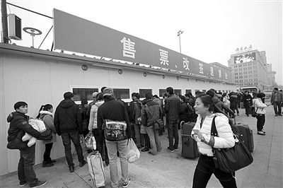 1月6日，北京站搭建完畢的臨時(shí)售票處已經(jīng)投入使用。今年春運(yùn)期間，北京鐵路局共開設(shè)售票窗口3421個(gè)，同比增加150個(gè)。新京報(bào)記者