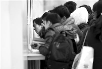 1月6日，旅客在北京站臨時(shí)售票處排隊(duì)購票。新京報(bào)記者
