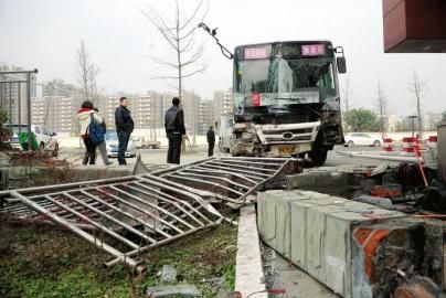 1月6日，成都雙華大道，失控后的公交車撞垮一單位的護(hù)欄。攝影 劉陳平