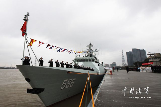 1月8日，某新型導彈護衛(wèi)艦吉安艦入列海軍東海艦隊命名授旗儀式現(xiàn)場。新華社發(fā)