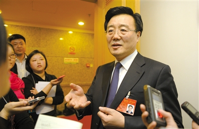 昨日，在十四屆人大二次會(huì)議順義代表團(tuán)全團(tuán)審議后，北京市人大代表、北京市常務(wù)副市長(zhǎng)李士祥接受記者提問(wèn)。新京報(bào)記者 浦峰 攝