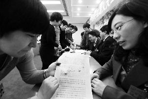 人大代表們就各自關(guān)心的話題熱烈討論。