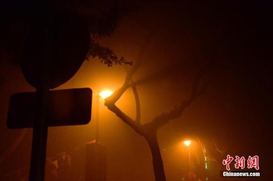 1月31日凌晨，市民行走在煙霧繚繞的南京街頭。當天是農(nóng)歷馬年正月初一，南京有限開禁燃放煙花爆竹正逢下霧天，空氣的不流通致使煙花爆竹燃燒后產(chǎn)生的顆粒物不能及時散開，造成整座城市煙霧繚繞。據(jù)當?shù)丨h(huán)保部門發(fā)布的信息顯示，空氣質量屬重度污染。中新社發(fā) 泱波 攝