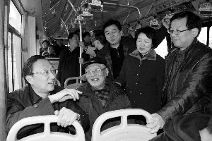 繆瑞林在車上與市民、乘委會委員交流 通訊員 卜照雪 攝