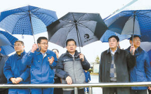 2月7日，省委書記強(qiáng)衛(wèi)冒雨在江西銅業(yè)集團(tuán)調(diào)研。記者 梁振堂 攝