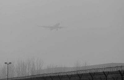 在首都機(jī)場(chǎng)，飛機(jī)在霧霾中降落。