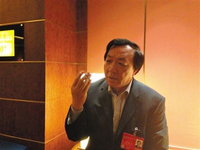 　昨日，在接受采訪時，何香久強(qiáng)調(diào)，大多公務(wù)員是勤勉工作的。