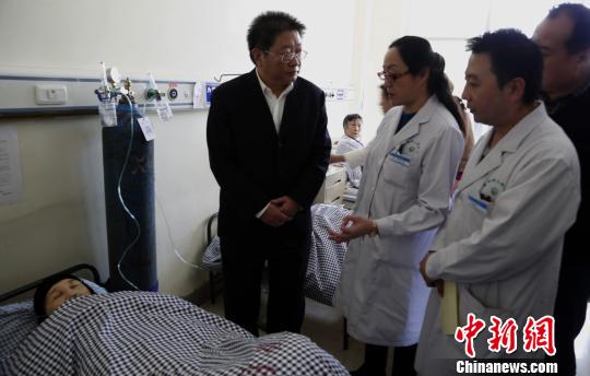 圖為青海省委常委、西寧市委書記毛小兵正在詢問患者病情?！×_云鵬　攝