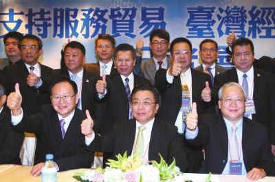 去年10月，多位大陸臺協(xié)會長舉行記者會，一同為服貿協(xié)議喊話，希望臺當局盡年快完成審議。圖/東方IC