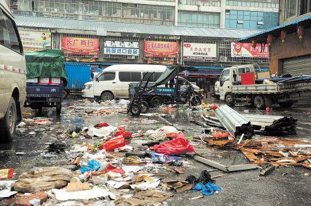 高橋大市場內(nèi)，大量的垃圾雜亂無章地堆放，商戶搬遷時留下的垃圾丟棄在市場內(nèi)無人問津，觸目驚心。