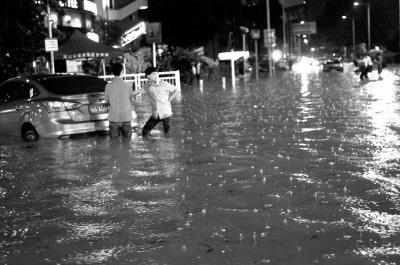 3月30日晚，深圳市區(qū)不少地段因暴雨積水，導(dǎo)致一些車輛在水中熄火。