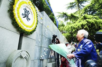 幸存者和遇難者遺屬昨在紀念館“哭墻”前獻花。