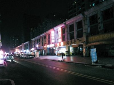 3月11日，掃黃后晚上8點天鵝湖路冷清的街道。以前，這里都是人和車輛，街邊站滿了小姐。新京報記者 林野 攝