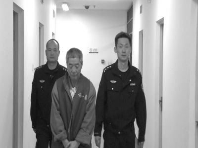 向南夫被帶出監(jiān)室接受提審。警方供圖