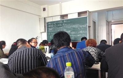 5月6日，大慶市，油田實行招工考試后，出現(xiàn)了各種考前輔導(dǎo)班。