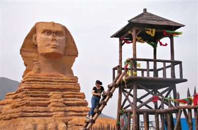 一游客在河北石家莊某地的“獅身人面像”前。