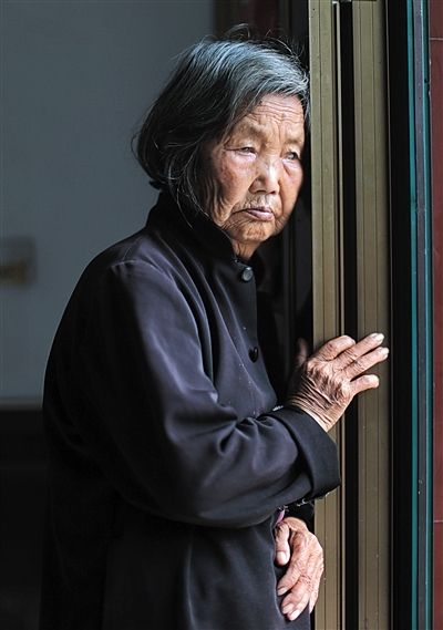 為了能“睡棺木”土葬，潘秀英四次喝農(nóng)藥自殺，后被搶救過來。