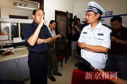 國(guó)家文物局的一名工作人員正在與執(zhí)法人員對(duì)峙。新京報(bào)記者 高瑋 攝