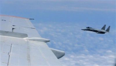國(guó)防部網(wǎng)站12日公布的視頻截圖,日本F-15軍機(jī)從中國(guó)圖-154機(jī)頭方向危險(xiǎn)切入,兩者最近距離約30米左右。