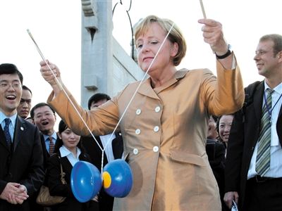 2007年8月27日，北京，默克爾正在玩扯鈴。