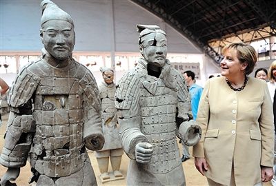 2010年7月17日，西安，默克爾參觀兵馬俑，慶祝生日。