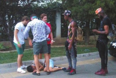 外籍男子路邊發(fā)現醉漢將其圍住。