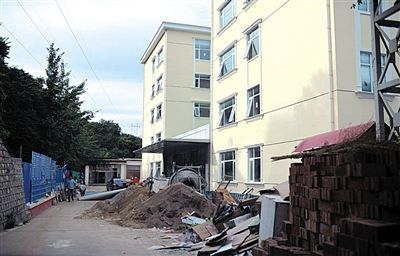 　該山莊目前正在建四星級賓館。新京報(bào)記者 吳江 攝
