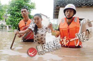 長壽區(qū)，消防官兵搜救被困群眾。
