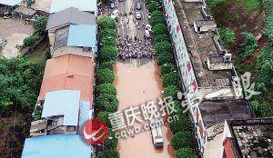 昨下午六點半，統(tǒng)景鎮(zhèn)上許多街道被淹，此時水位還在上漲。(重慶晚報航拍圖片)