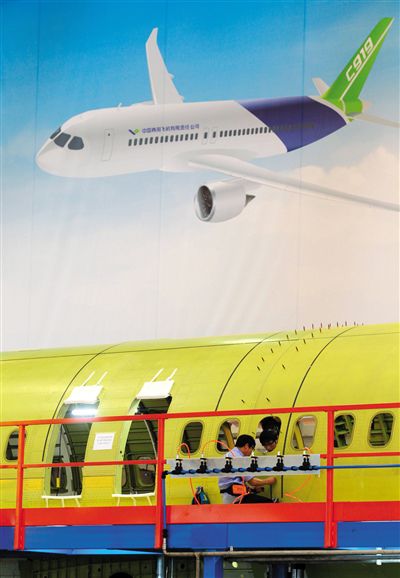 昨日，中國商飛總裝制造中心技術(shù)人員對接C919首架機的機體。新華社記者 丁汀 攝