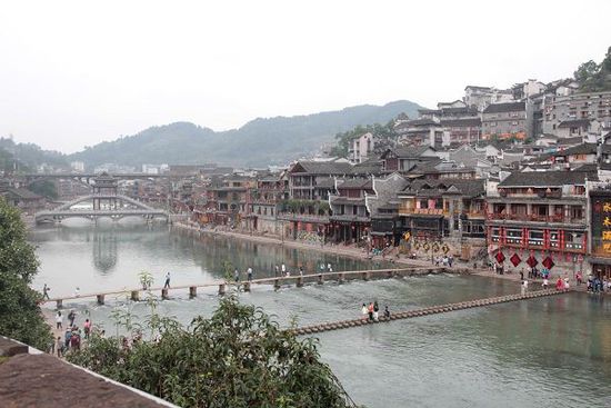 鳳凰古城以被吐槽七次高居最想吐槽榜榜首，而這七次吐槽全部來自在鳳凰古城隨機采訪的10名游客中。