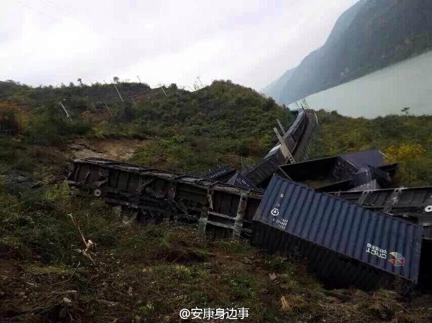 襄渝鐵路旬陽至棕溪上行線發(fā)生山體塌方，致使75228次貨物列車8節(jié)車廂脫線。圖片來源于網(wǎng)絡(luò)