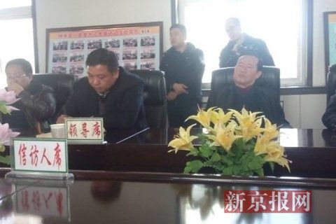 訪民代表與縣領(lǐng)導(dǎo)開會協(xié)商時，副縣長頭靠椅背睡著10分鐘左右。受訪對象供圖