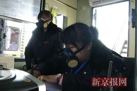 收費員戴防毒面具上班。當?shù)鼐W(wǎng)友供圖
