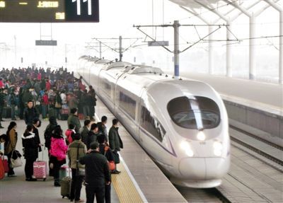 　2014年1月3日，江蘇徐州，旅客在等候乘坐京滬高鐵和諧號(hào)動(dòng)車組列車。圖/CFP