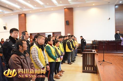 胡寶寶（右四）等接受集中宣判。