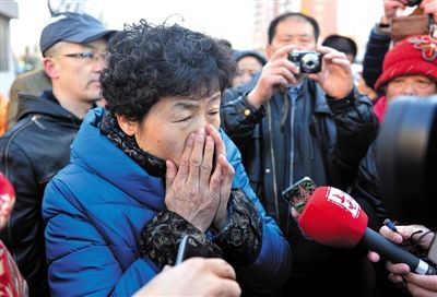 2月9日，呼格吉勒圖的母親尚愛云在旁聽趙志紅案后，接受媒體采訪時落淚。新華社記者 任軍川 攝