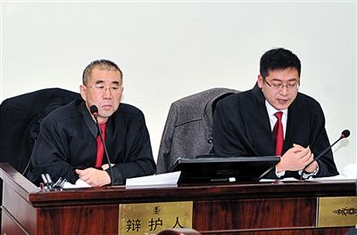 1月5日，呼市中院審理趙志紅案。律師謝飛（左）和張瑞軍（右）出庭為趙志紅辯護。
