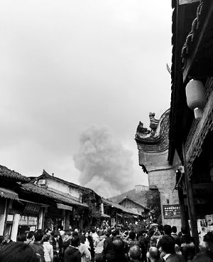 成都龍泉驛區(qū)洛帶古鎮(zhèn)的游客拍到爆炸瞬間濃煙滾滾。
